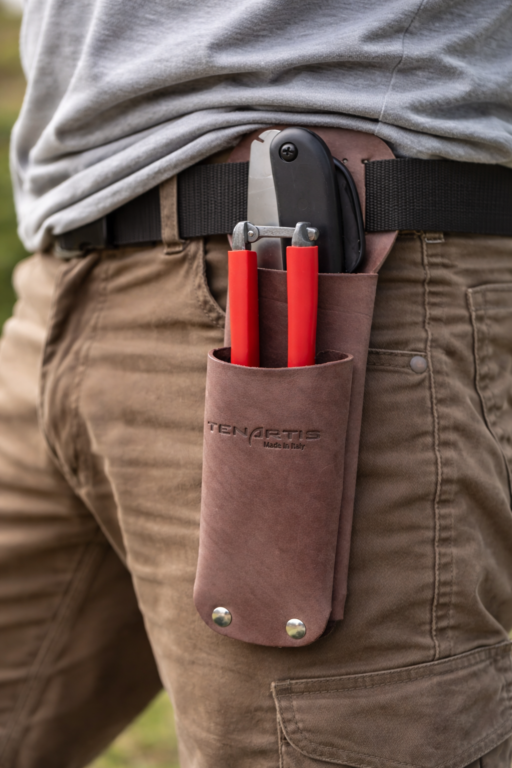 Tenartis dvigubas odinis dėklas